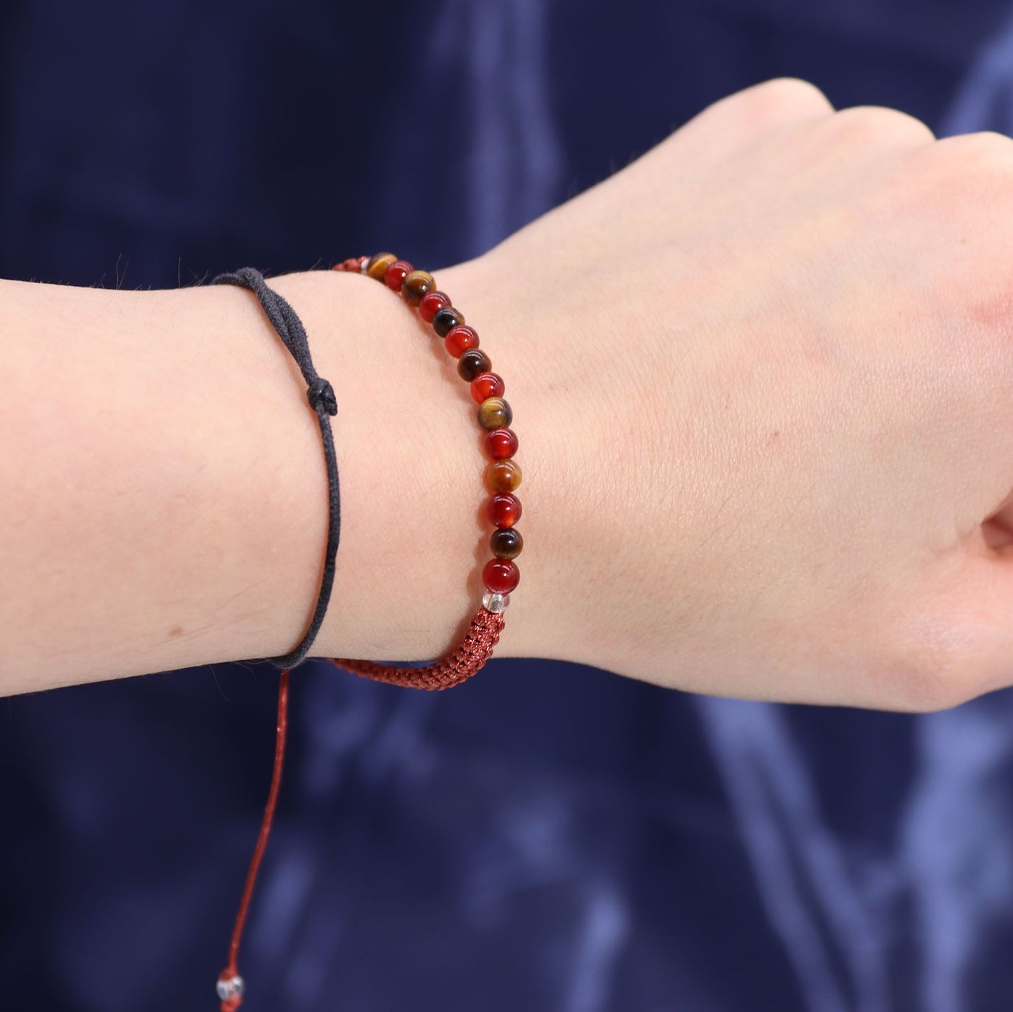 Leo Zodiac Crystal Scented Candle with Gemstone Bracelet | Soy Wax | Tigers Eye and Carnelian | Wooden Crackle Wick | Peruvian Pyrite
